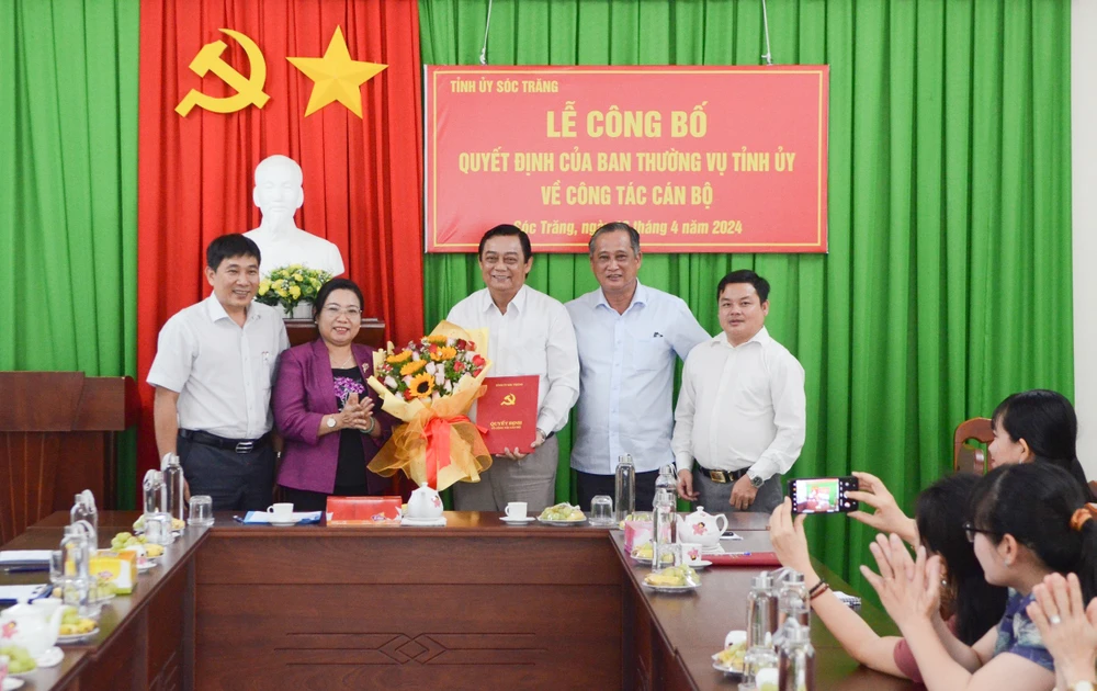 Ông Võ Văn Chiêu (giữa) nhận nhiệm vụ Phó Trưởng Ban Nội chính Tỉnh ủy Sóc Trăng.