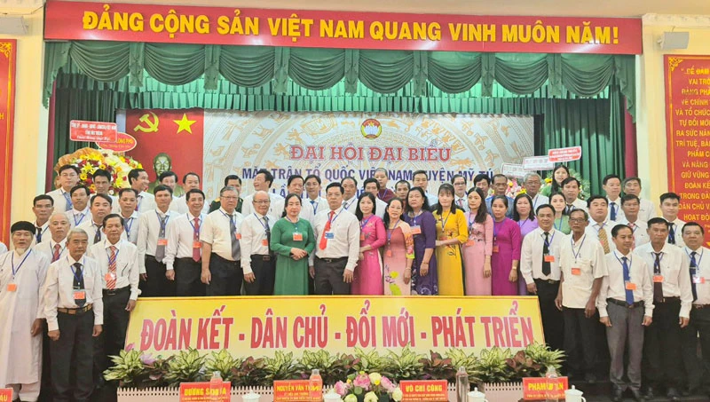 Các uỷ viên Ủy ban MTTQ Việt Nam huyện Mỹ Tú, nhiệm kỳ 2024 – 2029 ra mắt đại hội