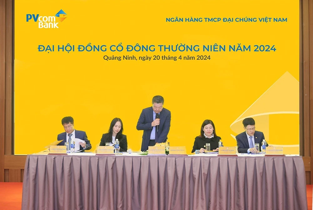 Ông Nguyễn Đình Lâm, Chủ tịch HĐQT PVcomBank và đoàn chủ tịch tại đại hội đồng cổ đông thường niên năm 2024.
