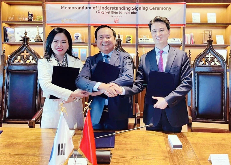 UBND tỉnh Quảng Trị, T&T Group và Công ty năng lượng SK E&S ký kết hợp tác đầu tư, thương mại, chuyển đổi năng lượng và tăng trưởng xanh