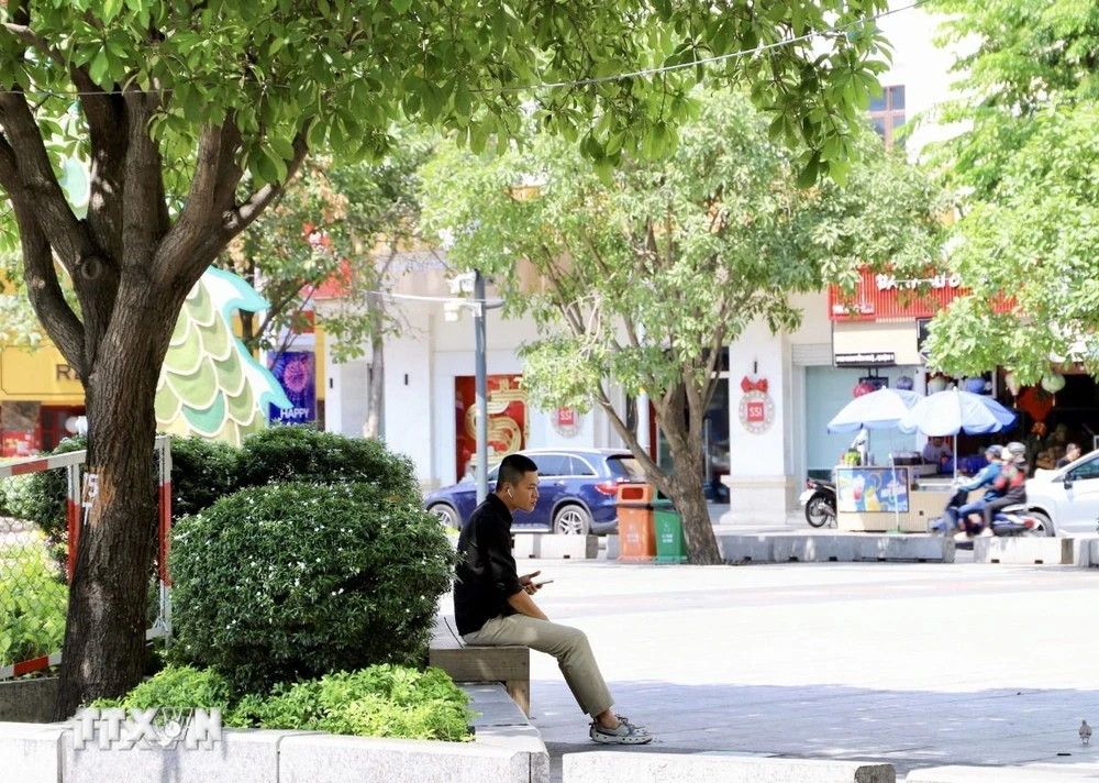 Những hàng ghế nằm dưới tán cây là điểm trú chân quen thuộc của người dân Thành phố Hồ Chí Minh. Ảnh: Hồng Giang - TTXVN