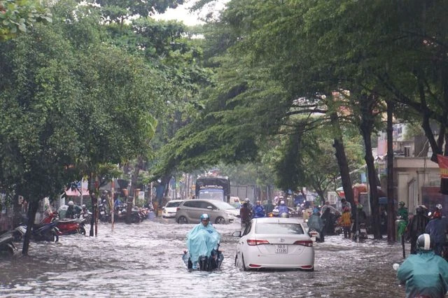 Nhiều tuyến đường tại TP Thủ Đức ngập nặng do mưa