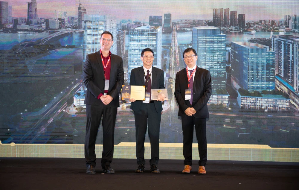 Đại diện SonKim Land nhận giải thưởng Top 10 Nhà phát triển Bất động sản tại Việt Nam năm 2024.