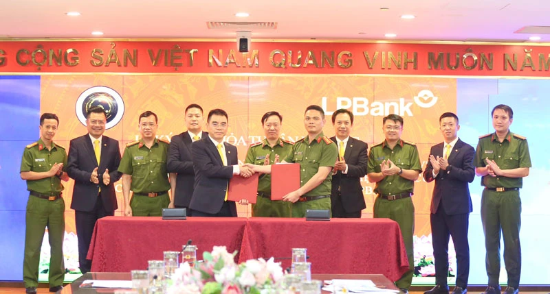 Giám đốc Trung tâm RAR - Thiếu tá Trần Duy Hiển (bên phải) và Phó Chủ tịch HĐQT kiêm Tổng giám đốc LPBank Hồ Nam Tiến (bên trái) cùng lãnh đạo hai Bên thực hiện ký kết thoả thuận hợp tác