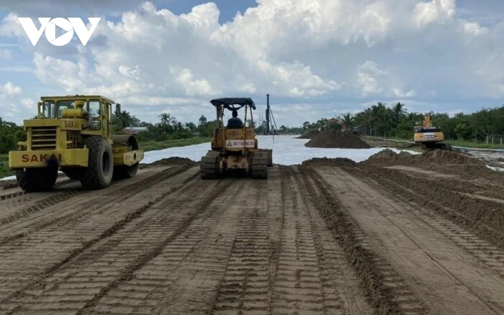 Hàng loạt các dự án thành phần cao tốc trong khu vực phía Nam vẫn đang thiếu hụt nguồn cung cát đắp nền đường và cần thiết sớm bổ sung để thi công hoàn thành công trình theo đúng tiến độ.
