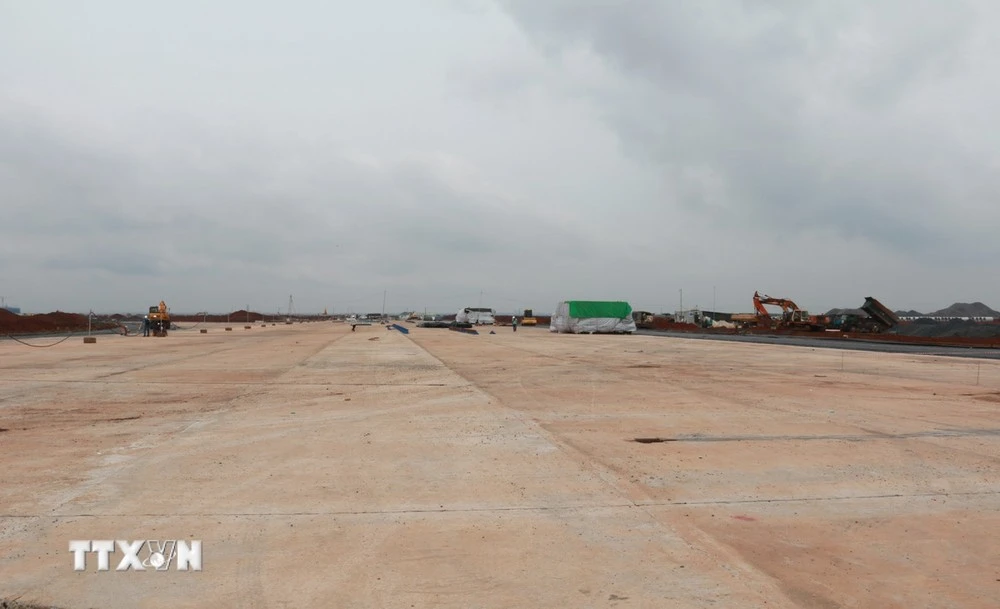 Đường cất hạ cánh sân bay Long Thành đã hoàn thành đổ bêtông lớp 1. (Ảnh: Công Phong/TTXVN)