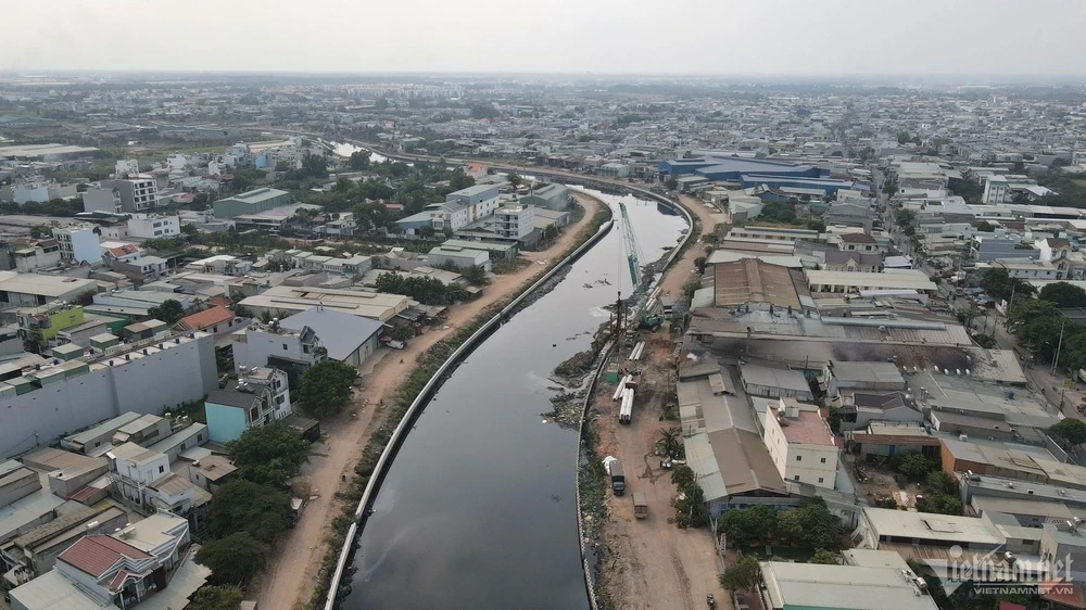 Dự án xây dựng hạ tầng và cải tạo môi trường kênh Tham Lương - Bến Cát - rạch Nước Lên đang được triển khai đoạn qua quận Bình Tân. Ảnh: Tuấn Kiệt