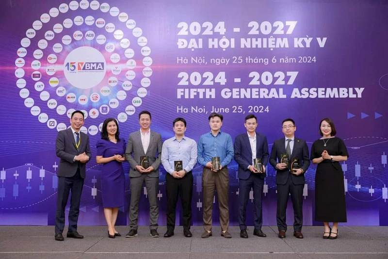 Ông Trương Tùng - Trưởng Phòng Kinh doanh ngoại tệ - Khối nguồn vốn (thứ 2 ngoài cùng bên phải) đại diện LPBank nhận giải thưởng của VBMA