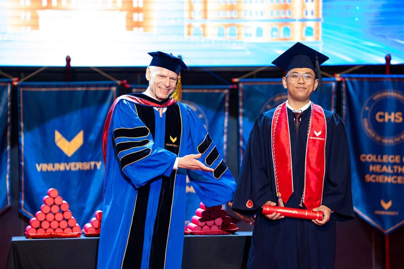 Cao Gia Bảo – Tân cử nhân Viện Kĩ thuật và Khoa học máy tính, nhận bằng đại học với thành tích xuất sắc tại Lễ tốt nghiệp niên khóa đầu tiên của VinUni.