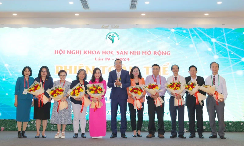 Trao hoa cho các đơn vị đồng hành cùng Hội nghị khoa học Sản – Nhi mở rộng lần IV năm 2024