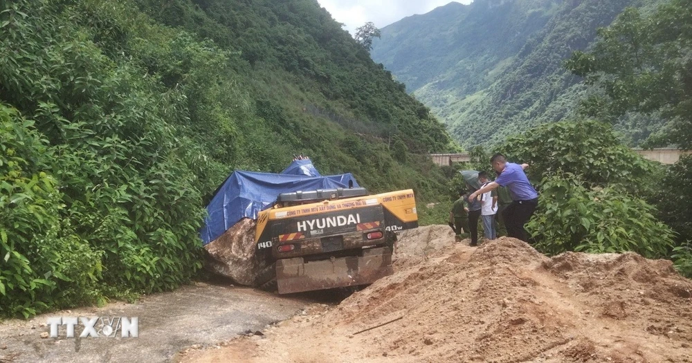 Lực lượng chức năng có mặt tại hiện trường để chỉ đạo công tác khắc phục vụ sạt lở ở Lai Châu. (Ảnh: TTXVN phát)