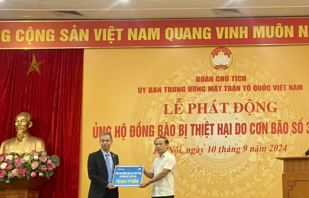 Đại diện Bảo Việt trao tặng 5 tỷ đồng ủng hộ đồng bào bị thiệt hại do cơn bão số 3