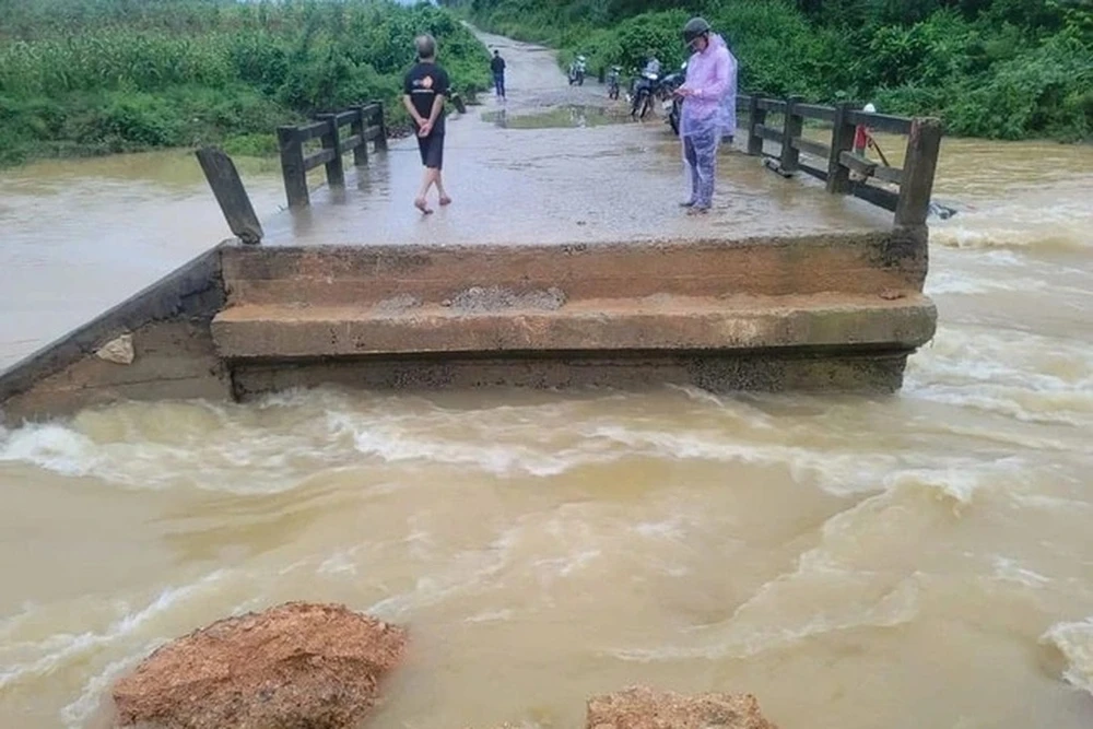 Mưa lũ chia cắt Thanh Hoá, 12.000 người phải sơ tán