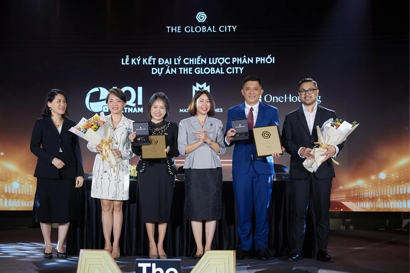 Đại diện OneHousing ký kết chiến lược cùng Masterise Homes, phân phối dự án The Global City.