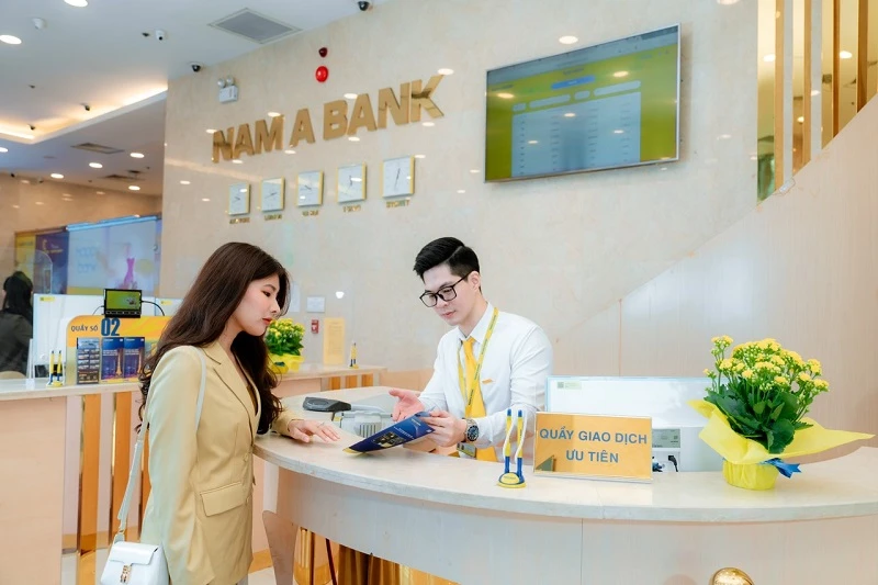 Khách hàng giao dịch tại Nam A Bank.