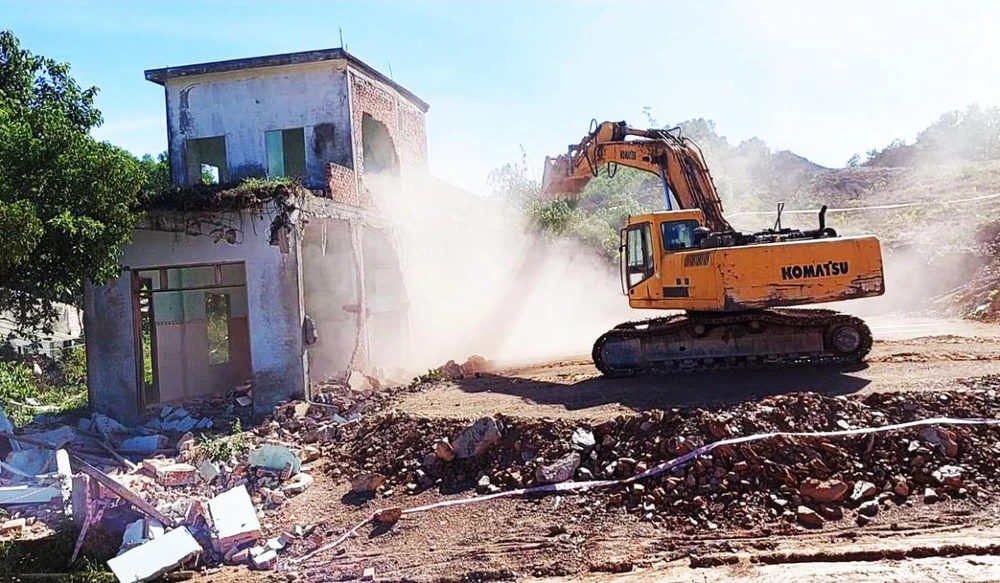 Một hộ dân ở huyện Hòa Vang (TP Đà Nẵng) tự nguyện tháo dỡ nhà cửa, bàn giao mặt bằng cho Dự án xây dựng đường vành đai phía Tây.