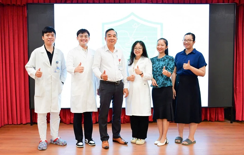 Các thành viên CLB tiếng Anh chuyên ngành GOP Community.