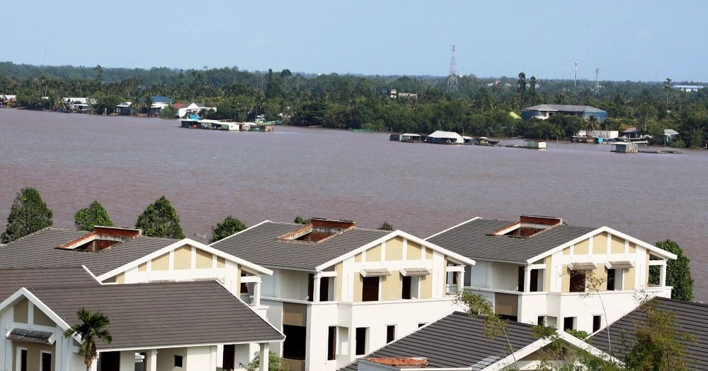 Khu biệt thự bên sông Tiền, thành phố Mỹ Tho (tỉnh Tiền Giang). (Ảnh: Hồng Đạt/TTXVN)