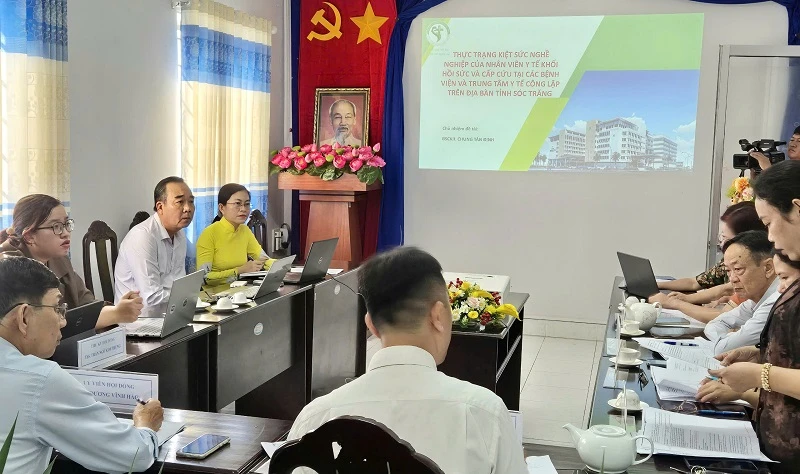 Nhóm nghiên cứu khoa học đang trình bày đề tài nghiên cứu khoa học “Giải pháp cải thiện kiệt sức nghề nghiệp nhân viên y tế khối hồi sức và cấp cứu tại các bệnh viện, trung tâm y tế công lập trên địa bàn tỉnh Sóc Trăng”.