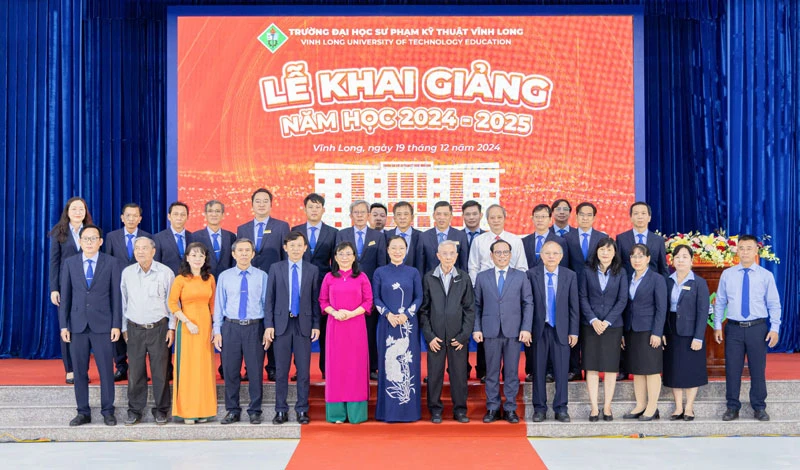 Trường Đại học Sư phạm Kỹ thuật Vĩnh Long tổ chức lễ khai giảng năm học mới 2024-2025.