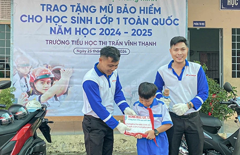 Đại diện chương trình trao quà cho các em học sinh Trường Tiểu học thị trấn Vĩnh Thạnh.