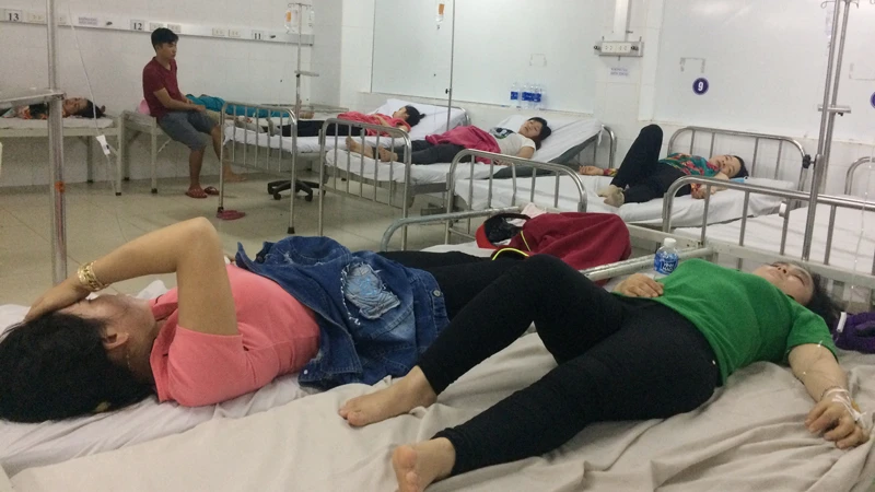 Công nhân đang được điều trị tại Trung tâm y tế thị xã Tân Uyên