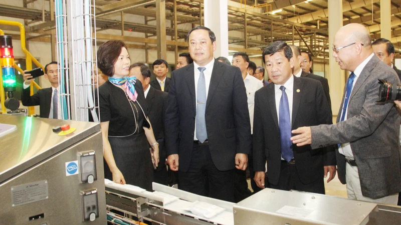Phó Thủ tướng Lào Sonexay Siphandone tham quan Nhà máy chế biến sữa Vinamilk