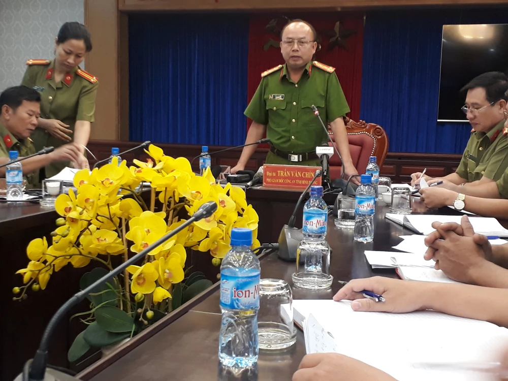 Đại tá Trần Văn Chính, PGĐ Công an tỉnh Bình Dương chủ trì hợp báo thông tin vụ việc