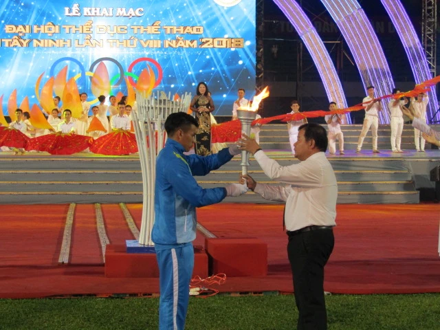 Ông Phạm Văn Tân, Chủ tịch UBND tỉnh Tây Ninh thực hiện nghi thức đốt đuốc truyền thống. Ảnh: XUÂN TRUNG