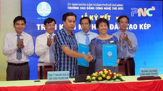 Bà Nguyễn Thị Lý, Hiệu trưởng TDC ký kết hợp tác với doanh nghiệp