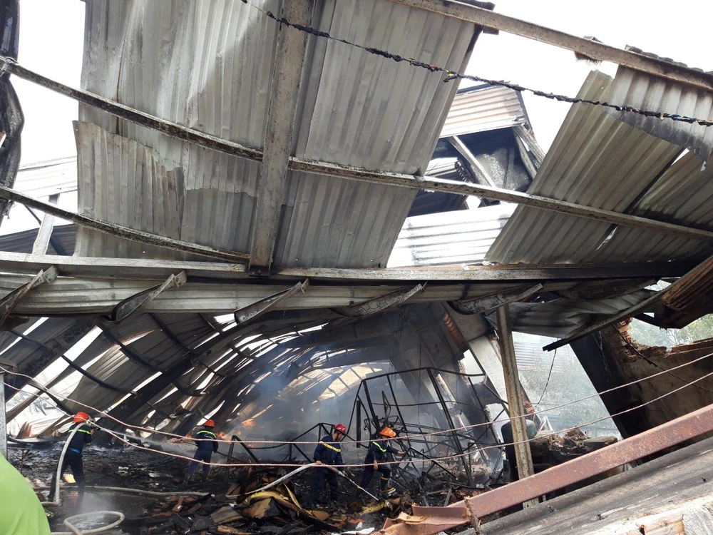 Hiện trường vụ hỏa hoạn thiêu rụi nhà xưởng sản xuất gỗ