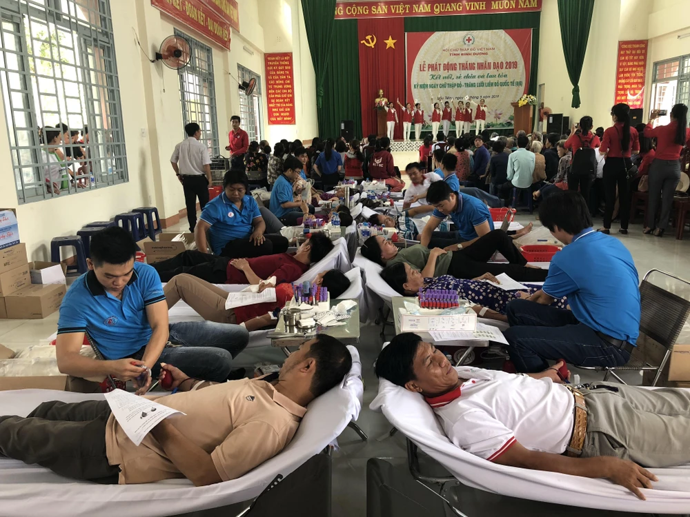 Các tình nguyện viên tham gia hiến máu trong ngày phát động tháng nhân đạo