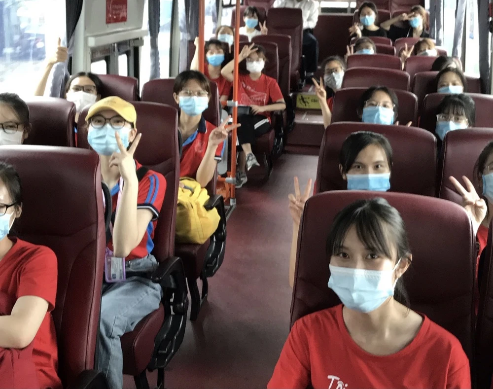 Đoàn cán bộ, sinh viên ĐH Y Hà Nội di chuyển từ sân bay đến tỉnh Bình Dương