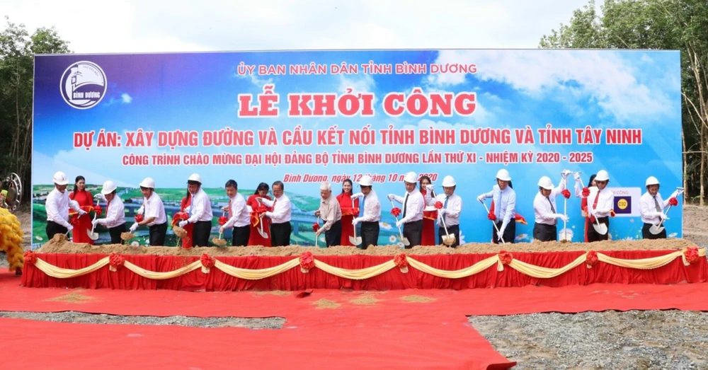 Công trình đường và cầu kết nối giữa hai tỉnh Tây Ninh và Bình Dương đang được xây dựng