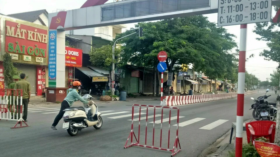 Lực lượng chức năng ra quân kiểm soát y tế trên địa bàn phường Tân Đông Hiệp