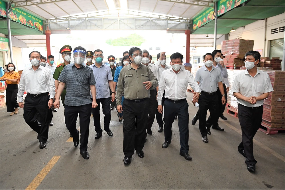Thủ tướng kiểm tra công tác điều trị người mắc Covid-19 tại TP Thuận An, tỉnh Bình Dương