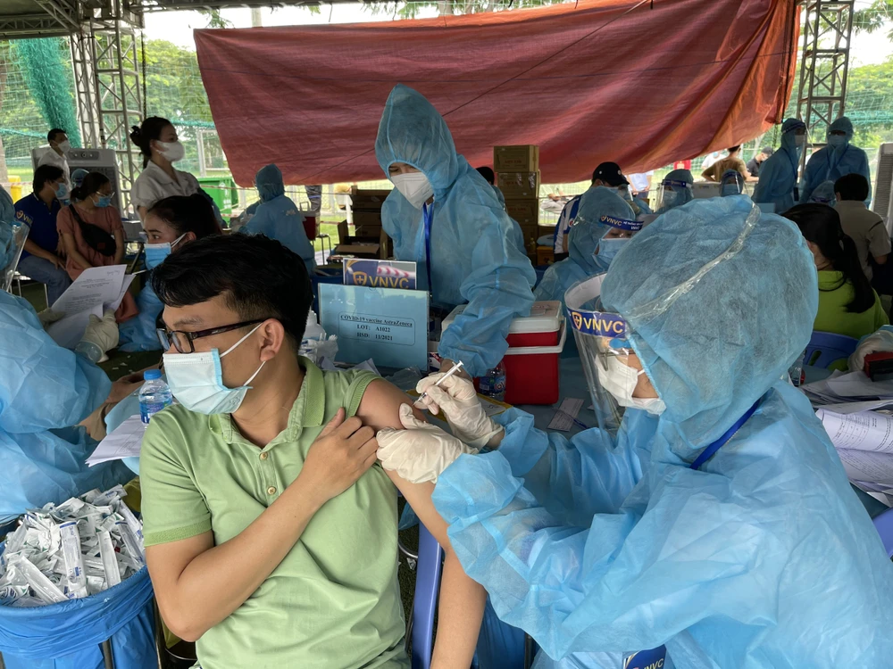 Nhân viên y tế tỉnh Bình Dương tiêm vaccine cho người dân