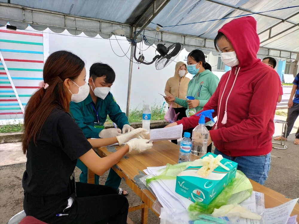 Người dân phường Đông Hòa, TP Dĩ An, tỉnh Bình Dương làm thủ tục tiêm vaccine tại điểm tiêm trên địa bàn