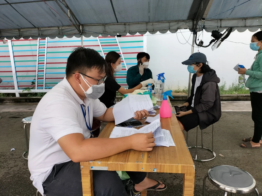 Người dân được tư vấn kỹ lưỡng trước và sau khi tiêm vaccine Covid-19 tại điểm tiêm phường Đông Hòa, TP Dĩ An