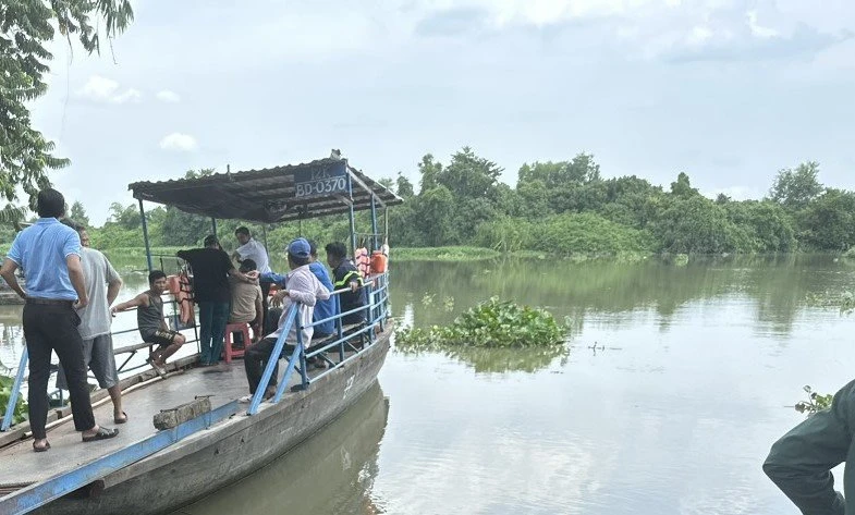 Lực lượng chức năng đang tìm kiếm tại hiện trường