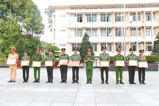 Lãnh đạo Công an tỉnh Bình Dương tặng thưởng cho các đơn vị, cá nhân