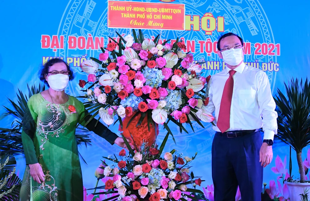 Bí thư Thành ủy TPHCM Nguyễn Văn Nên tặng hoa chúc mừng Ngày hội Đại đoàn kết toàn dân tộc khu phố 3, phường Linh Tây, TP Thủ Đức. Ảnh: VIỆT DŨNG