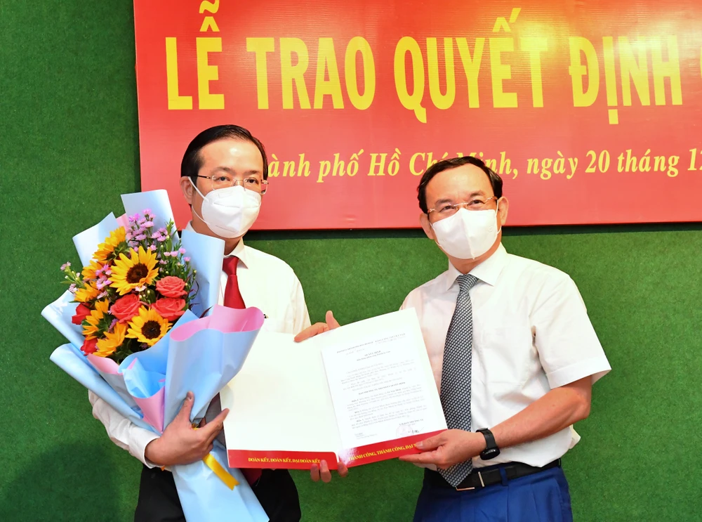Bí thư Thành ủy TPHCM Nguyễn Văn Nên trao quyết định cho đồng chí Lê Văn Minh. Ảnh: VIỆT DŨNG