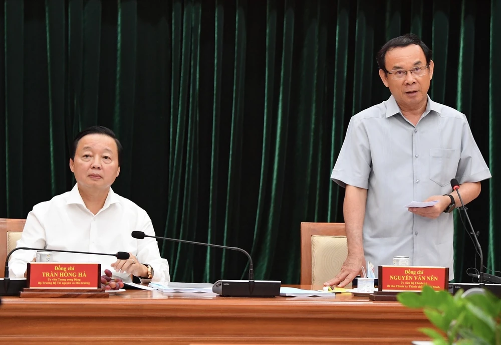 Bộ trưởng TNMT Trần Hồng Hà và Bí thư Thành ủy Nguyễn Văn Nên tại buổi làm việc