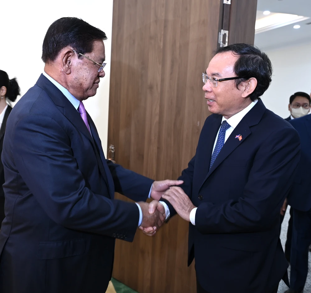 Phó Thủ tướng Chính phủ Hoàng gia Campuchia Samdech Sar Kheng chào đón Bí thư Thành ủy TPHCM Nguyễn Văn Nên. Ảnh: VĂN MINH