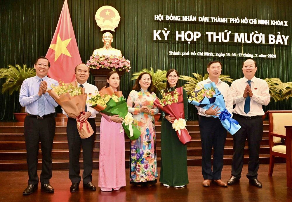 Chủ tịch UBND TPHCM Phan Văn Mãi, Phó Bí thư Thường trực Thành ủy Nguyễn Hồ Hải và Chủ tịch HĐND TPHCM Nguyễn Thị Lệ tặng hoa chúc mừng các đồng chí được bầu giữ chức vụ. Ảnh: VIỆT DŨNG