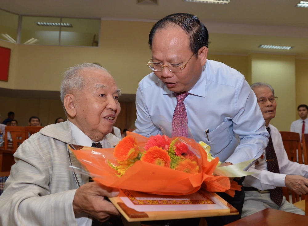  Đồng chí Tất Thành Cang trao Huy hiệu 70 năm tuổi Đảng cho đảnh viên cao tuổi Đảng