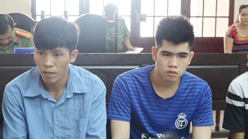 Hai bị cáo Tuấn (trái) và Hiền tại phiên tòa​