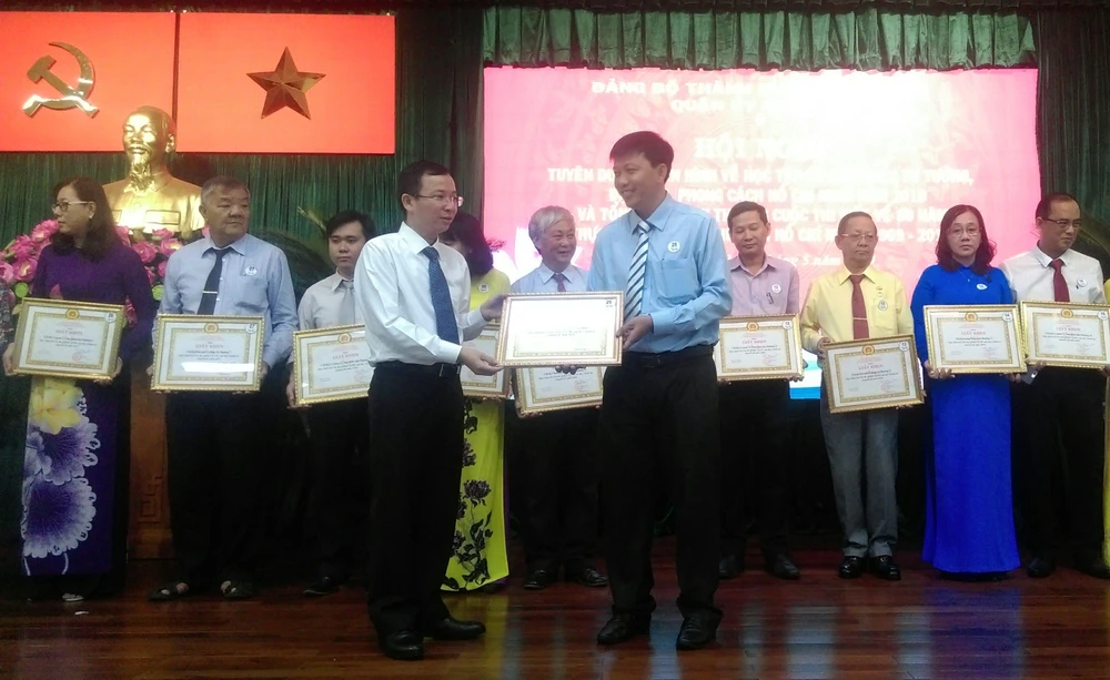 Bí thư Quận ủy quận 10 Đặng Quốc Toàn trao Giấy khen cho các gương điển hình học tập và làm theo Chủ tịch Hồ Chí Minh