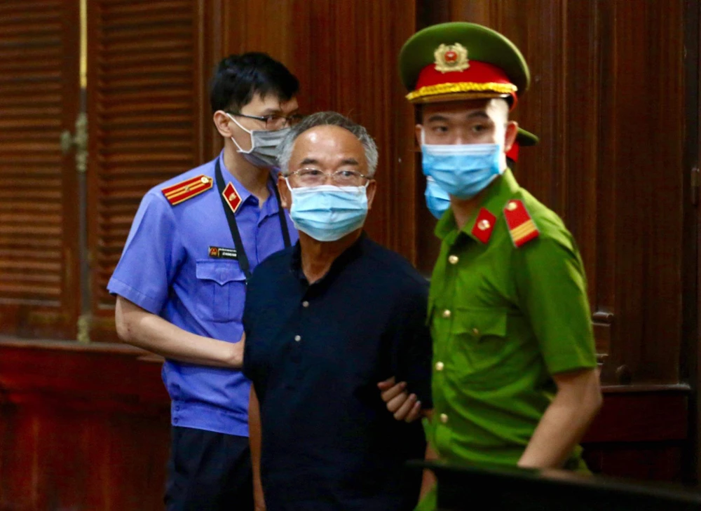 Ông Nguyễn Thành Tài được đưa vào phòng xử án